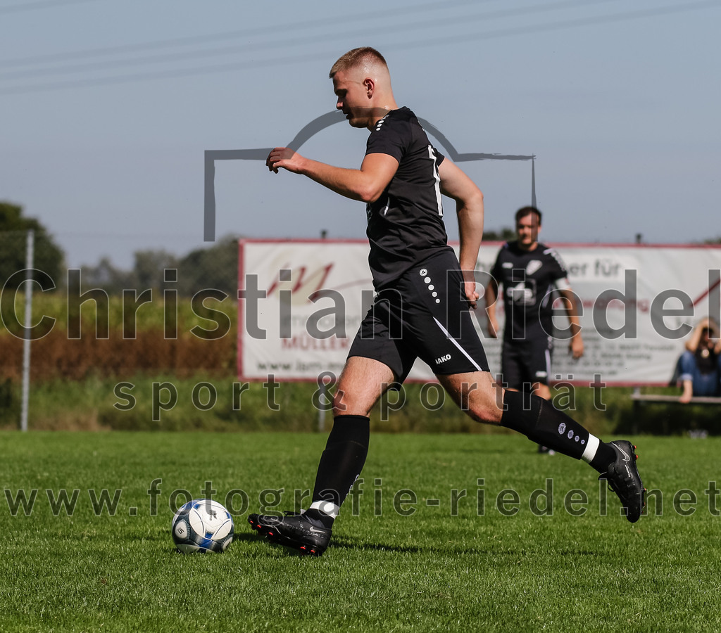 2023-09-17_049_SG_Anzing-Parsdorf_II_gegen_TSV_Zorneding_II | Anzing, Deutschland, 17.09.2023:
Fußball, A-Klasse 2023 / 2024, 5. Spieltag, Endergebnis: 1:1

Severin Munker ((SG) Anzing-Parsdorf, #14)

Foto: Christian Riedel / fotografie-riedel.net