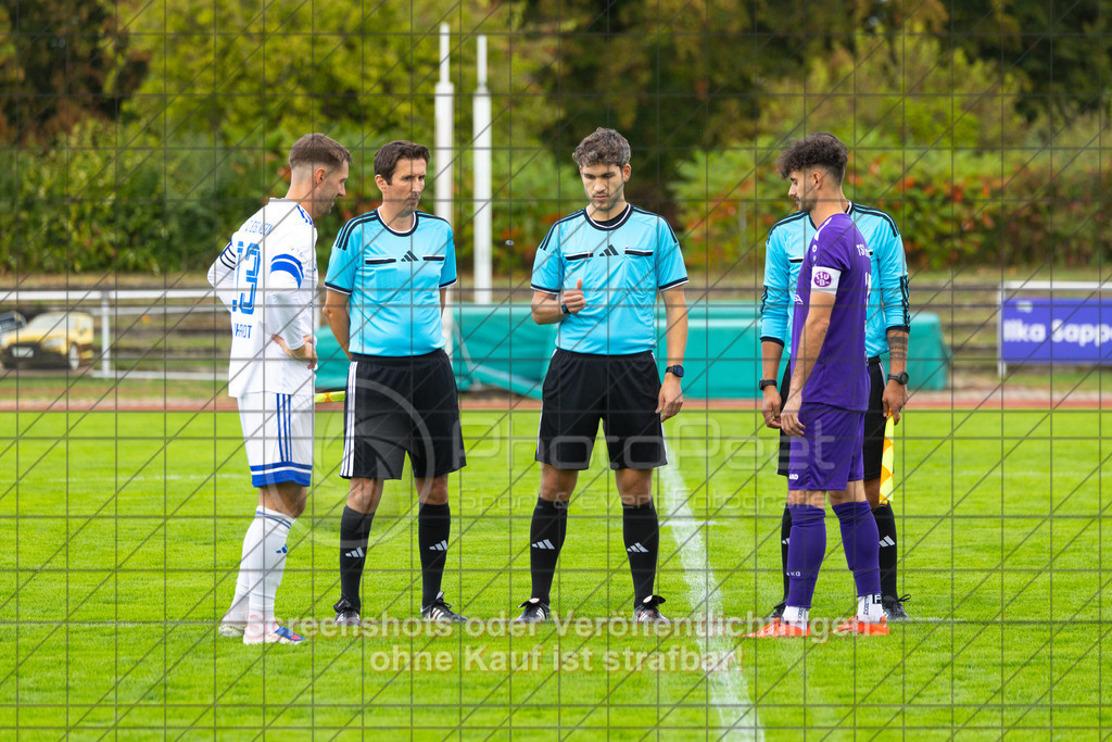 20261010_152841_0064_(c)_by_PhotoPeet | #,1.FC Eislingen (weiß) vs. TSV Bernhausen (lila), Fussball, Landesliga 2 - wfv, 11. Spieltag, Saison 2026/2027, Rasenplatz, Eichbachstation, Haldenstraße, 73054 Eislingen, 10.10.2026 - 15:30 Uhr,Foto: PhotoPeet / Sport- &amp; Eventfotografie / Peter Harich