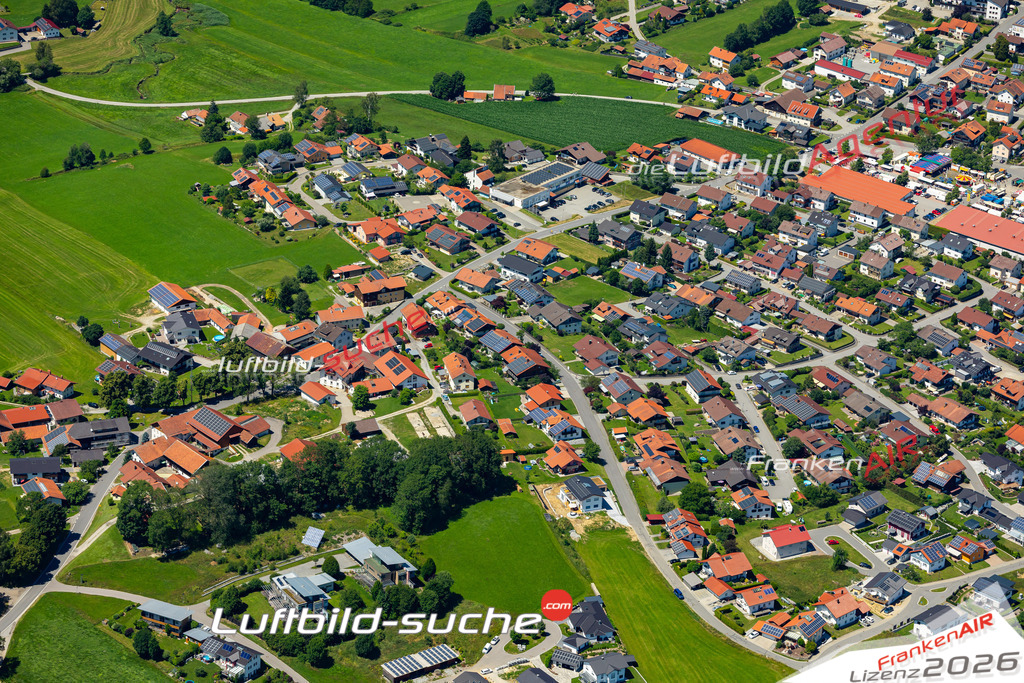Die Luftaufnahme Kirchberg - Kirchberg im Wald wurde 2022 vom Flugzeug aus (keine Drohne) erstellt. Hohe Auflösung -für große Poster und Wandbilder geeignet - Garantiert!