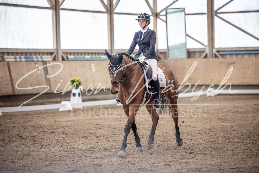 20251011-_3LI0245 | Tierfotografie Pferde, Hunde, Katzen, Haustiere.
Turnierfotografie Reitturniere, Reiten, Springreiten, Dressur in Hanau, dem Main-Kinzig-Kreis und dem Rhein-Main- Gebiet um Frankfurt