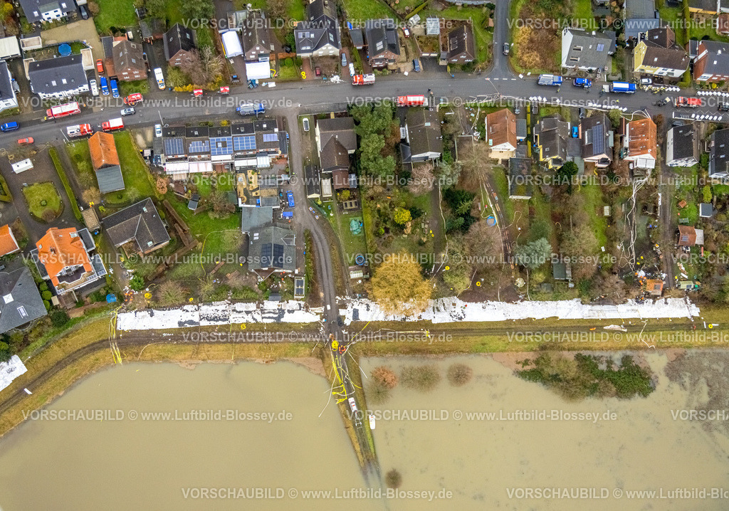 Hamm231201334 | Luftbild vom Hochwasser der Ahse, Weihnachtshochwasser 2023, Fluss Ahse tritt nach starken Regenfällen über die Ufer, Überschwemmungsgebiet Lippeaue im Bereich Soester Straße 220-230, Deichabsicherung mit Sandsäcken, DLRG-Einsatz, abpumpen von Wasser mit Schläuchen und Maschinen, Uentrop, Hamm, Ruhrgebiet, Nordrhein-Westfalen, Deutschland