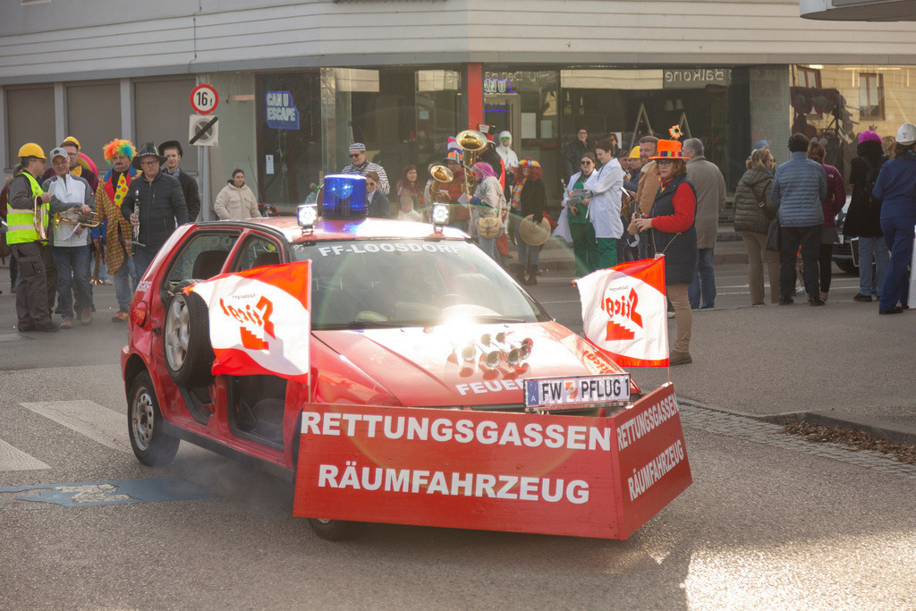 Umzug2025-119_9766 | Fotostrecke: FASCHINGSUMZUG 2025 in Loosdorf. 22 Masken(gruppen)-Teilnehmer: Loosdorfer Vereine, Wirtschaftstreibende, Gemeindeabordnungen sowie Kreditinstitute. rund 700 Besucher entlang der Hauptstrasse. Veranstaltungs-Sicherung durch Mannschaft der FF-Loosdorf mit schwerem Gerät. Maskenprämierung am EKZ-Platz durch Bgm. Thomas Vasku in den Kategorien: Bester Festwagen (Fa. gkonzept-Groissenberger; Beste Personengruppe-ASK-Loosdorf; Beste Einzelperson; Weiteste Anreise-FF Schollach;