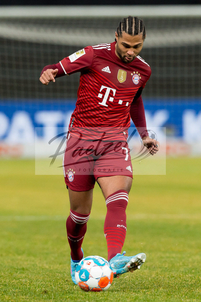 BSCFCB20220123_262 | Fussball, Herren: Serge Gnabry (FC Bayern Muenchen) in Aktion, am Ball, Einzelaktion bei dem Spiel der 1. Bundesliga zwischen Hertha BSC und FC Bayern Muenchen im Olypiastadion am 23.01.2022 in Berlin, Deutschland.DFB / DFL REGULATIONS PROHIBIT ANY USE OF PHOTOGRAPHS AS IMAGE SEQUENCES AND/OR QUASI-VIDEO. - Realisiert mit Pictrs.com