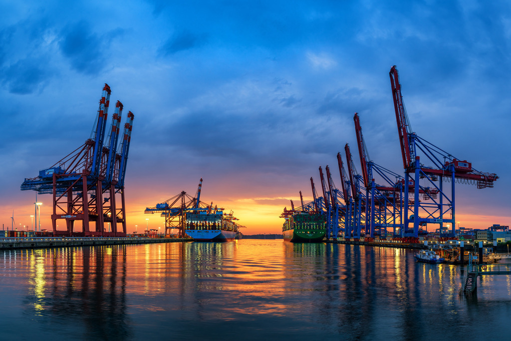 10251001 - Abendstimmung im Waltershofer Hafen | Ein Hauch von Abendrot zum Beginn der blauen Stunde im Hamburger Hafen. Wählen Sie Ausführung und Größe über "Bestellen".