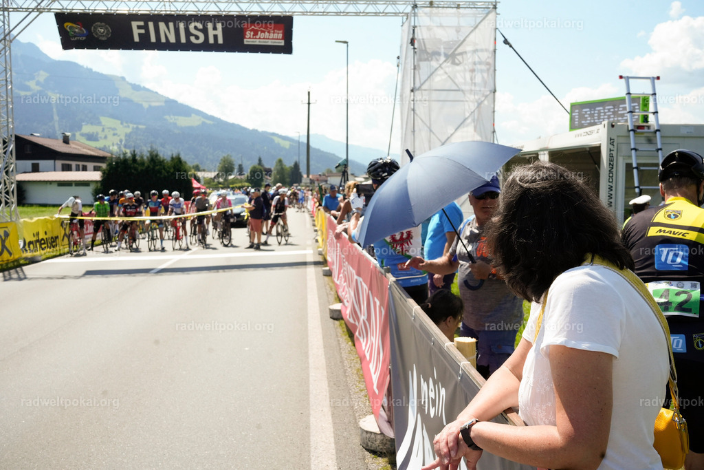 179_20230817_Bewerb_Maenner_Muehlanger | AUT - OESTERREICH, 2023-08-16: SPORT RENNRAD-FAHREN - 55. INTERNATIONALER RADWELTPOKAL IN ST. JOHANN IN TIROL  - Vintage-Radrennen mit WM-Bronze-Medaillen-Siegerin Christina Schweinberger, den Teilnehmer und Alexander Baumann (vom Orginastions-Team) - TAG 2 BEWERB MAENNER IN SECHS GRUPPEN  ; Foto: Roland Muehlanger