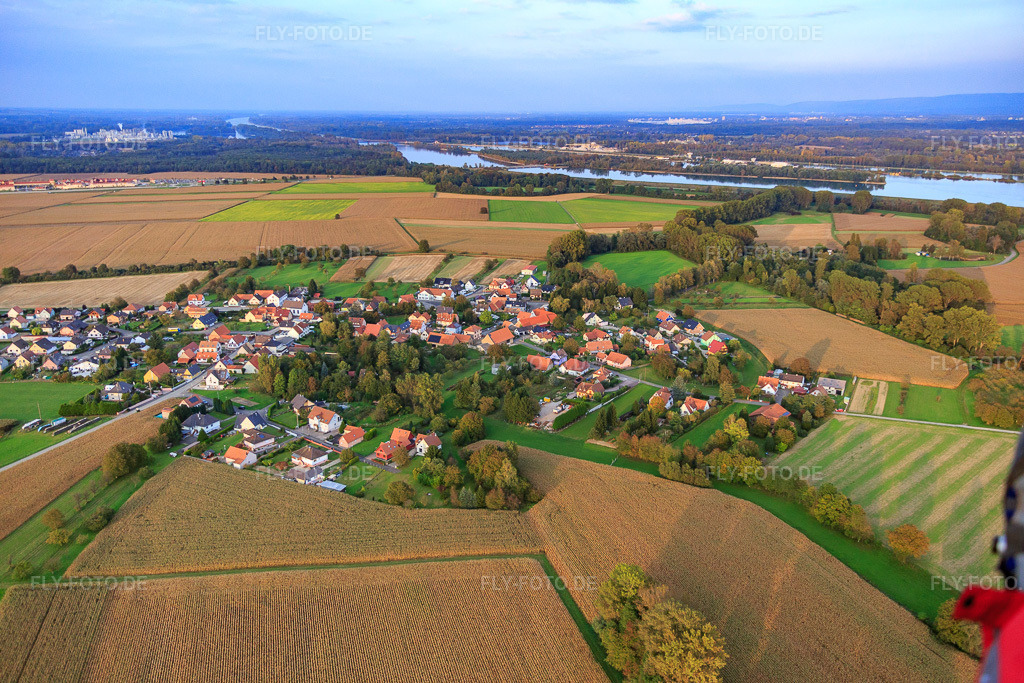 Luftbild: Ortsansicht von Osten in Neuhaeusel im Bundesland Bas-Rhin in Frankreich. – Foto: IMG_074376.jpg vom 04.10.2014 durch Werner Riehm/FLY-FOTO.de – Auflösung des Originals: 5472 x 3648 px