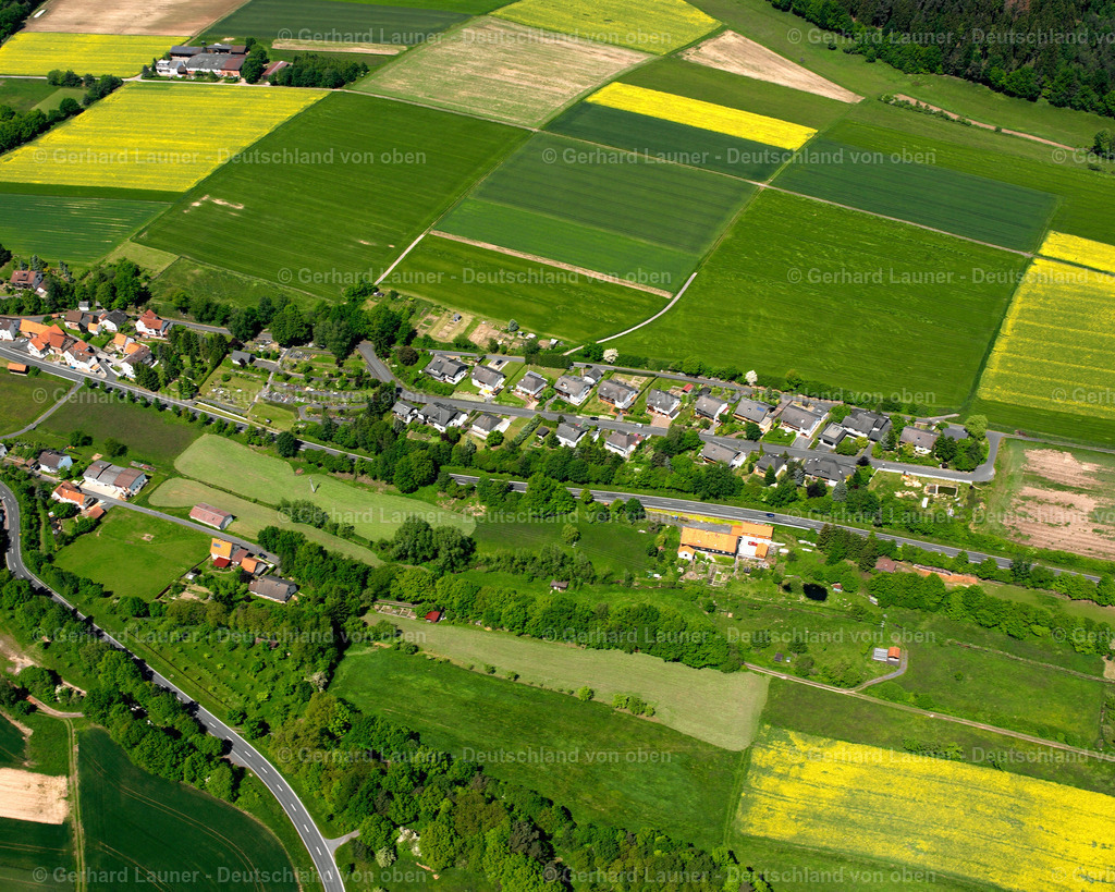 2615540 | SCHWARZ 09.06.2006 Landwirtschaftliche Nutzflächen und Feldgrenzen  umsäumen das Siedlungsgebiet des Dorfes in Schwarz im Bundesland Hessen, Deutschland // Agricultural land and field boundaries surround the settlement area of the village  in Schwarz in the state Hesse, Germany Foto: Gerhard Launer
