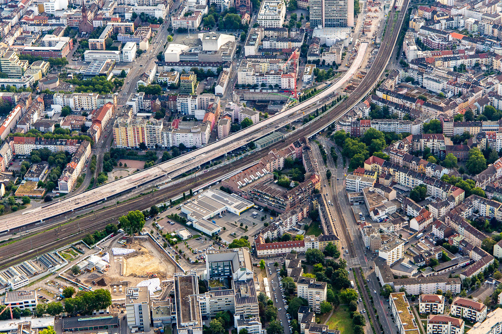 Luftbild: Hochstraße B37 und Bahntrasse von Südwesten im Abriss/Neubau im Ortsteil Süd in Ludwigshafen im Bundesland Rheinland-Pfalz in Deutschland. Foto: IMG_142808.jpg vom 19.07.2024 durch Werner Riehm/FLY-FOTO.de