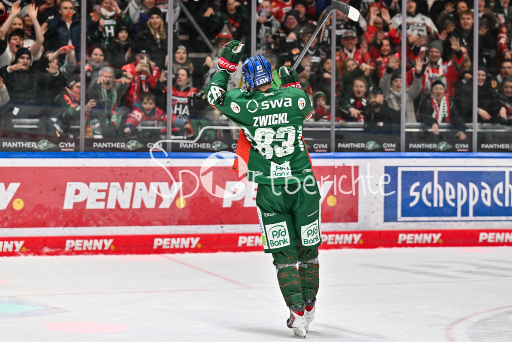 Augsburger Panther - Löwen Frankfurt | AUGSBURG, GERMANY - 16. JANUARY: Die Spieler der Hausherren feiern zusammen mit den Fans den Heimsieg gegen Frankfurt nach dem Match zwischen den Augsburger Panthern und den Löwen Frankfurt am 40. Spieltag der penny DEL im Curt Frenzel Stadion - Sebastian ZWICKL (Augsburger Panther 83)