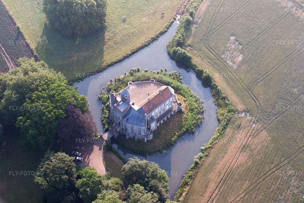 Vue aérienne: Bâtiments et parc du château à douves de Tilques à Tilques à Serques dans le département Pas de Calais, France. Photo: IMG_58920.jpg prise le 22/07/2013 par Werner Riehm/FLY-FOTO.eu – Résolution de l'original: 3247 x 2164 px