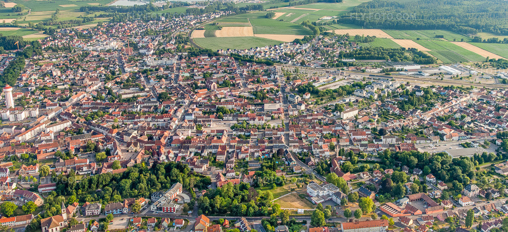 Aerial view: View of the town from the north in Bischwiller in the state Bas-Rhin, France. – Photo: IMG_30445-Bearbeitet.jpg taken on 07/09/2010 by Werner Riehm/FLY-FOTO.com – Resolution of the original: 6863 x 3136 px