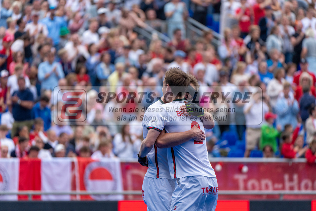 Final4_20250601-1510-HK108701 | Krefeld, Deutschland, 01.06.2025:  Feldhockey Final4 2025 – „Deutsche Feldhockey-Meisterschaften 2025“ Crefelder HTC - Rot-Weiss Köln (Finale Herren) im Gerd-Wellen-Hockeyanlage am 01.06.2025 in Krefeld, Deutschland. (Foto von Kramhöller/Fehrmann/Kaste)Krefeld, Germany, 01.06.2025: Feldhockey Final4 2025 – „Deutsche Feldhockey-Meisterschaften 2025“ Harvestehuder HTC - Düsseldorfer HC (Finale Damen) in Gerd-Wellen-Hockeyanlage at 01.06.2025 in Krefeld, Deutschland. (Foto from Kramhöller/Fehrmann/Kaste)
