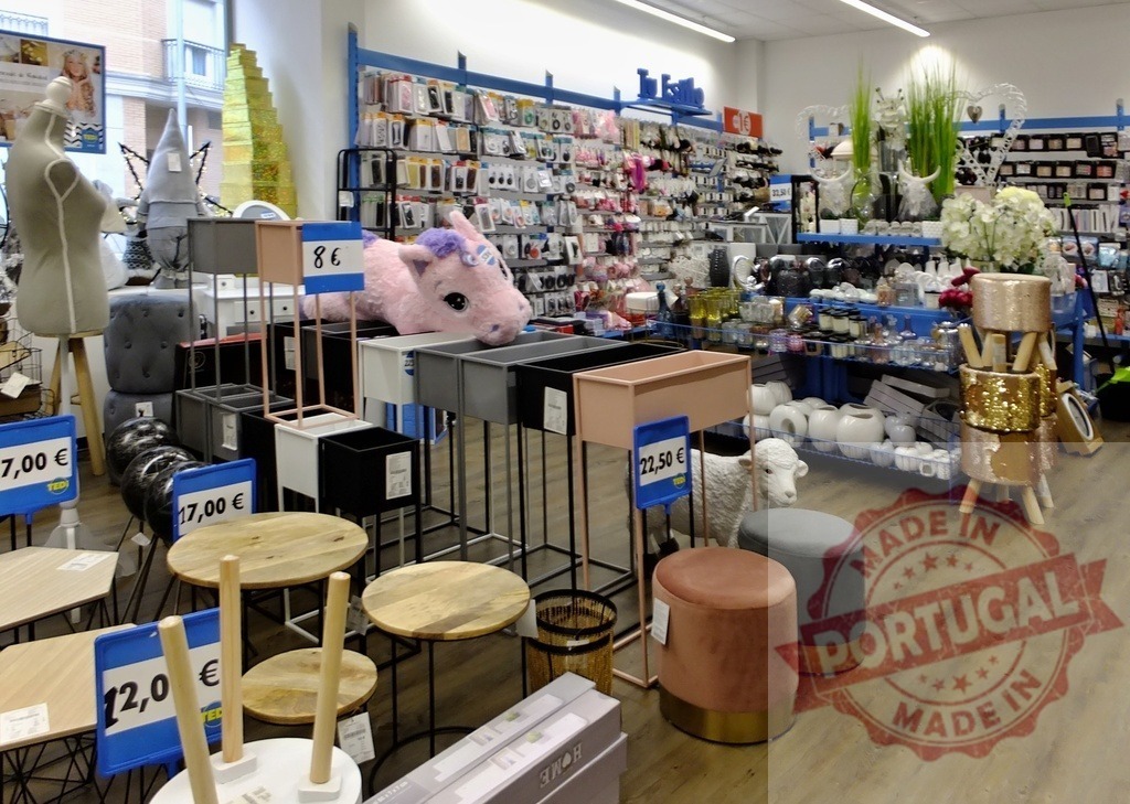 Retail store interior selling home decor and accessories | Store shelves displaying various household items, furniture, and decorative objects - Realisiert mit Pictrs.com
