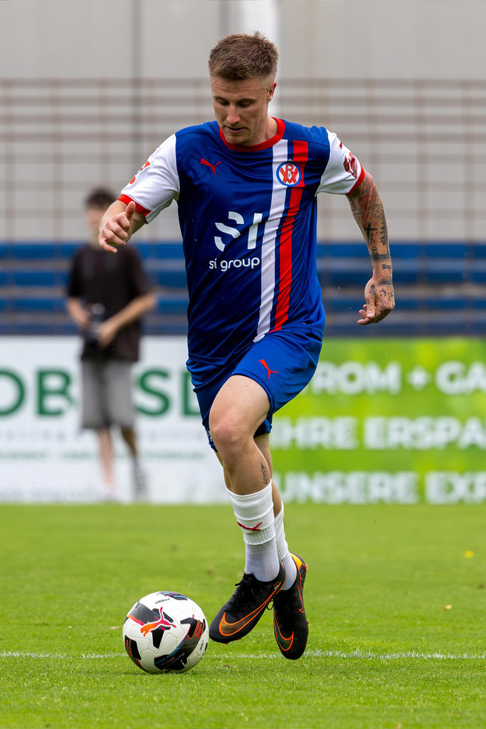 Fußball, Oberliga Baden-Württemberg 2025/26, 34. Spieltag: VfR Mannheim gegen SV Oberachern | Fußball, Oberliga Baden-Württemberg 2025/26, 34. Spieltag: VfR Mannheim gegen SV Oberachern***Am Ball: Luca Stellwagen (17, Mannheim) - Realisiert mit Pictrs.com