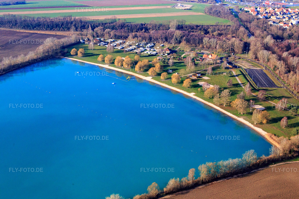 Luftbild: Camping Municipal des Mouettes am Baggersee Plage des mouettes in Lauterbourg im Bundesland Bas-Rhin in Frankreich. – Foto: IMG_085485.jpg vom 24.12.2015 durch Werner Riehm/FLY-FOTO.de – Auflösung des Originals: 5472 x 3648 px – Le camping de Lauterbourg
