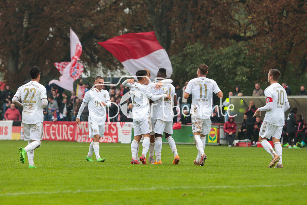 TSV Rain - FC Bayern Amateure | Jubel der Gaeste nach dem Treffer zum 0-2 durch Desire SEGBE AZANKPO (FCB #34)