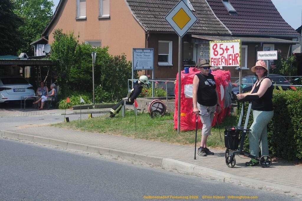 Geißmannsdorf-2026-Festumzug-028 | Festumzug in Geißmannsdorf bei Bischofswerda im Juni 2026. Fotografische Eindrücke und Momentaufnahmen vom Festumzug anläßlich des 800-jährigen Bestehens von Geißmannsdorf - mit Teilnehmern und Gästen, Strohpuppen und geschmückten Vorgärten und Grundstücken - Realisiert mit Pictrs.com