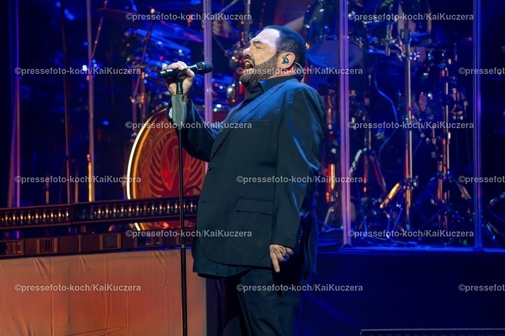 KKU06022501008 | 25.01.2025, xkkux, Düsseldorf, Die Band Alphaville performt bei ihrem Konzert Forever! LIVE Best of 40 Years in der Mitsubishi Electric HALLE. Im Bild Sänger und Frontman Marian Gold