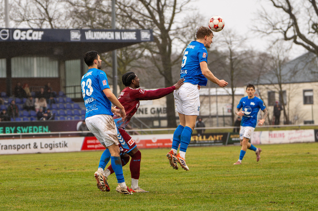Fußball I Herren I Saison 2025-2026 I Regionalliga Nord I 23. Spieltag I TuS Blau-Weiß Lohne - SC Weiche Flensburg 08 I 0446 | Laurenz Pölking (5, TuS BW Lohne) gehalten von Ibrahim Bashiru Ali (26, SC Weiche Flensburg 08) - Realisiert mit Pictrs.com