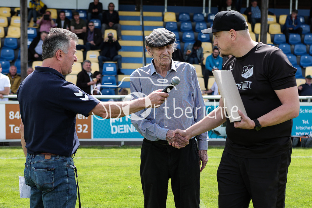 FC Pipinsried - SV Wacker Burghausen | Pipinsried Vereinslegende Konrad HOESS wird in der Halbzeit zum Ehrenpraesidenten ernannt / Ehrung / im Bild links Pressesprecher Hubert FESL / Konrad HOESS und der aktuelle Praesident Benny RAUCH