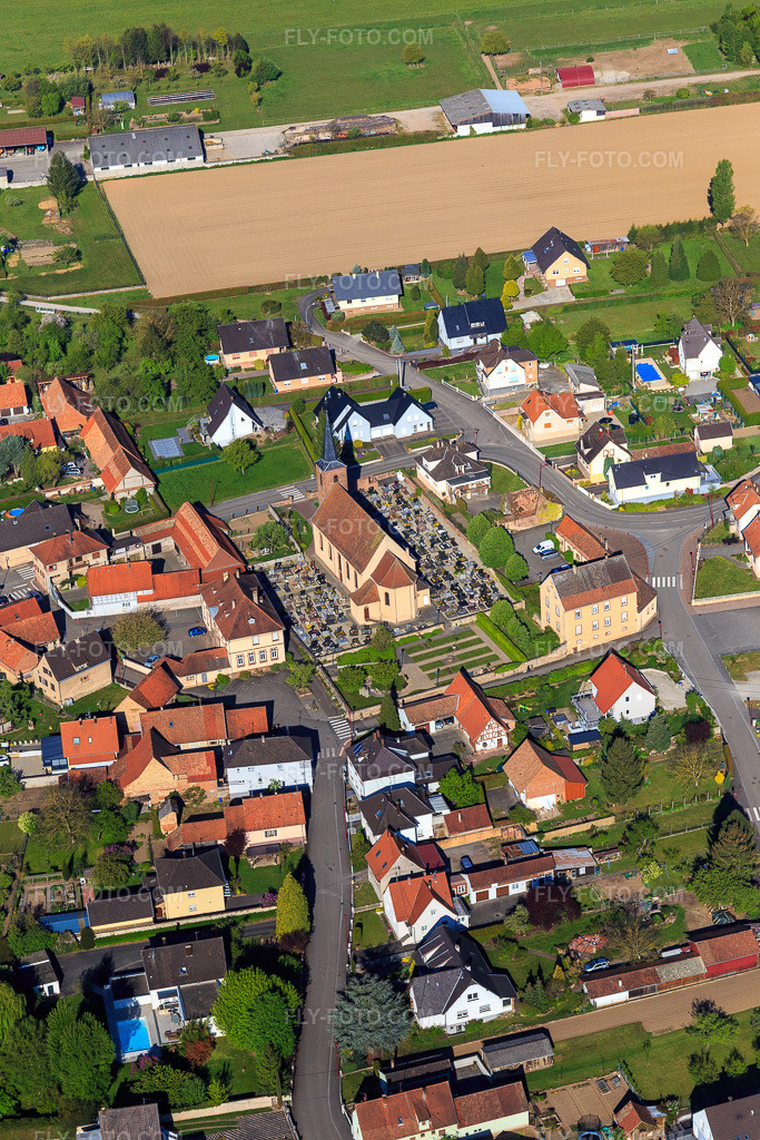 Aerial view: Eglise and cemetery of Eschbach and École élémentaire from the east in Eschbach in the state Bas-Rhin, France. – Photo: IMG_099375.jpg taken on 04/30/2017 by Werner Riehm/FLY-FOTO.com – Resolution of the original: 3648 x 5472 px