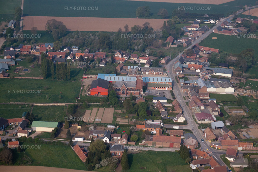 Aerial view: View of the town in Haplincourt in the state Pas de Calais, France. – Photo: IMG_40045.jpg taken on 04/17/2011 by Werner Riehm/FLY-FOTO.com – Resolution of the original: 4752 x 3168 px