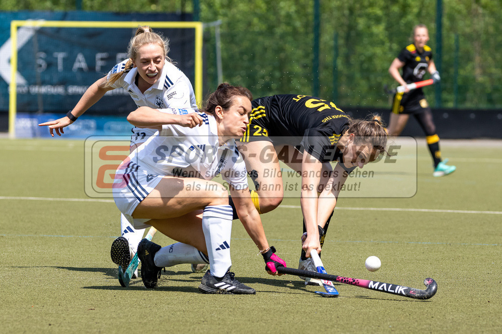 HK_20240511_100623 | 1.Bundesliga Damen Düsseldorfer HC - Harvestehuder THC am 11.5.2024 Düsseldorfer HC, Düsseldorf , Tessa Schubert ( Düsseldorfer HC #28 ) , Sara Strauss ( Düsseldorfer HC #11 )  ,Garot Albane ( Harvestehuder THC #25 )