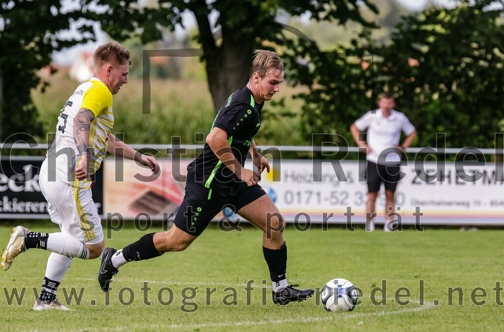 2023-09-17_028_SpVgg_Neuching_gegen_FC_Langenpreising | Neuching, Deutschland, 17.09.2023:
Fußball, A-Klasse 2023 / 2024, 7. Spieltag, SpVgg Neuching gegen SpVgg Langenpreising, Endergebnis: 5:1

Sebastian Michel (SpVgg Langenpreising, #15), Johannes Graf (SpVgg Neuching, #8)

Foto: Christian Riedel / fotografie-riedel.net