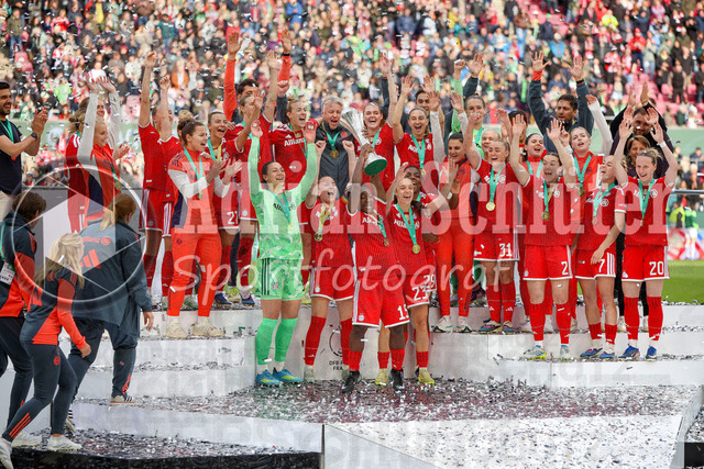 14.05.2026, GER, Fussball, Frauen, DFB-Pokal, Finale, Saison 2025/2026, VfL Wolfsburg - FC Bayern München | Bernadette Amani (Bayern) hebt den DFB Pokal in die Höhe