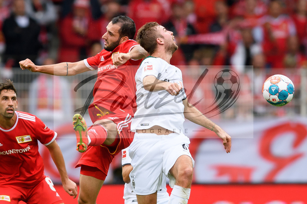 FCUBMG20210829_034 | Fussball, Herren: Levin Oeztunali (1.FC Union Berlin) und Christoph Kramer (Borussia Moenchengladbach) im Zweikampf beim Spiel der 1. Bundesliga zwischen 1. FC Union Berlin und Borussia Moenchengladbach im Stadion An der Alten Foersterei am 29.08.2021 in Berlin, Deutschland. - Realisiert mit Pictrs.com