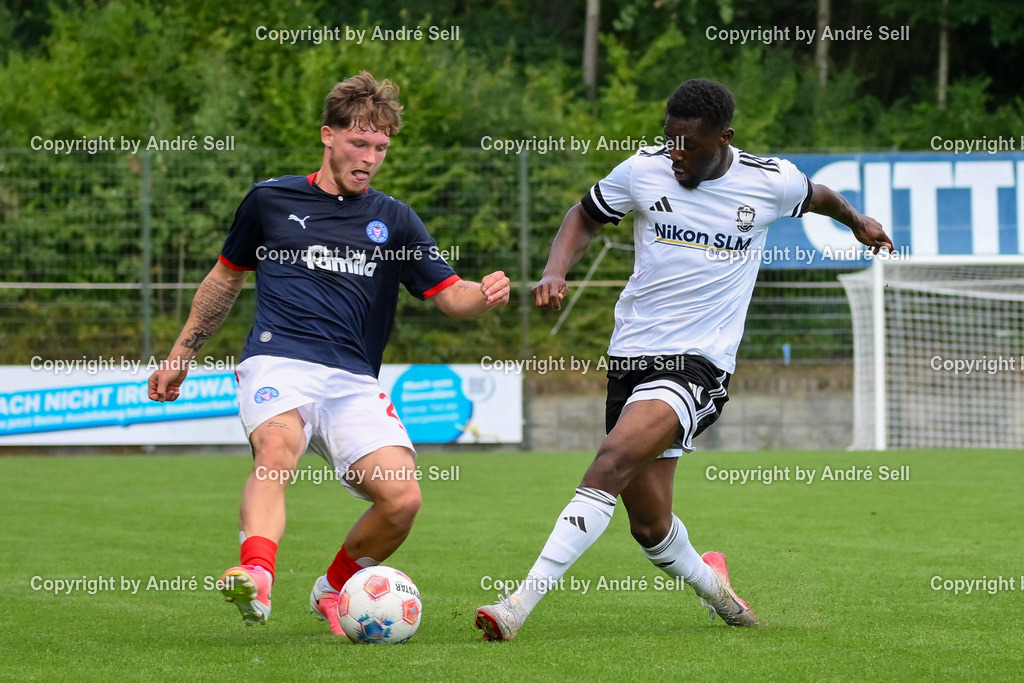 Holstein Kiel II vs 1. FC Phönix Lübeck II | Leland Junge (Holstein #28) vs Perry Dodoo (Phönix #19) / Fußball-Oberliga Männer 2026/2027 / Holstein Kiel II vs 1. FC Phönix Lübeck II / Citti Fussball Park - Projensdorf / Kiel / 08.08.26 - Realisiert mit Pictrs.com