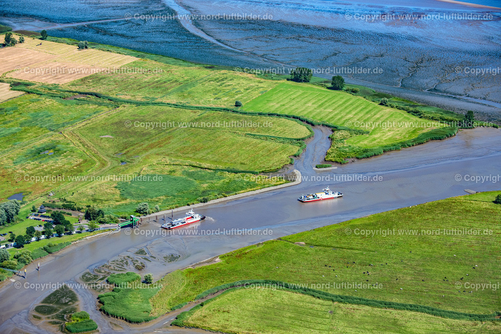 Wischhafen_Glückstadt_FRS_Elbfähren_ELS_3053020822 | WISCHHAFEN 02.08.2022 Im Hafen anlegendes Elbfährschiffs in Wischhafen im Bundesland Niedersachsen, Deutschland. Weiterführende Informationen bei: Elbfähre Glückstadt Wischhafen GmbH & Co,  FRS Elbfähre Glückstadt Wischhafen GmbH. // Elbe ferry moored in the harbor in Wischhafen in the state Lower Saxony, Germany. Further information at: Elbfaehre Glueckstadt Wischhafen GmbH & Co,  FRS Elbfaehre Glueckstadt Wischhafen GmbH. Foto: Martin Elsen