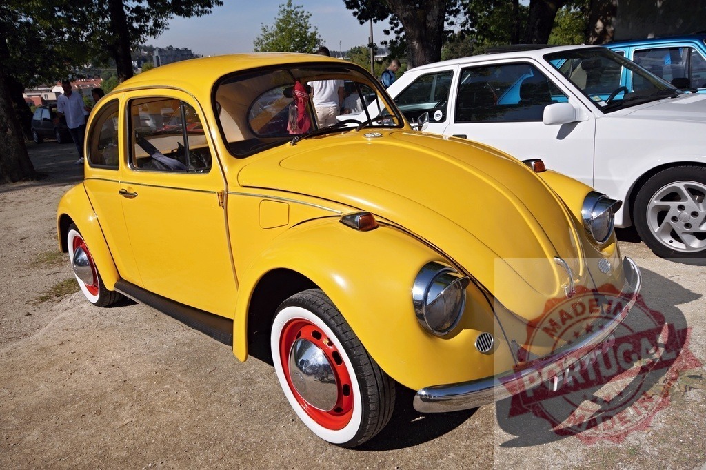 Yellow Volkswagen Beetle classic car parked outdoors | Yellow Volkswagen Beetle vintage car parked on gravel outdoors during daytime with other vehicles - Realisiert mit Pictrs.com