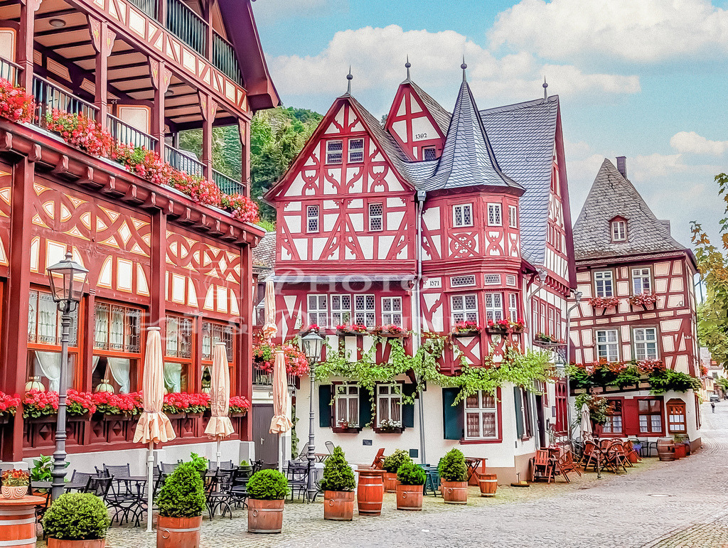 Bacharach Marktplat Altes Haus- | Bacharach ist eine Stadt am Mittelrhein in der Region Oberer Mittelrhein. Der  Marktplatz mit dem Alten Haus liegt in der Altstadt des mittelalterlichen Ortes der durch die vielen Häuser in Fachwerk Bauweise bekannt ist. - Realisiert mit Pictrs.com