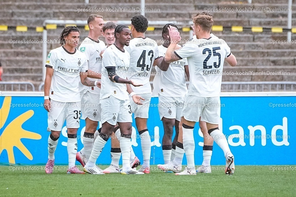 xydrx30082501006 | 30.08.2025, xydrx, Fußball, Regionalliga West, Borussia Dortmund II - Borussia Mönchengladbach II , Saison 2025 2026, Stadion Rote Erde: Torjubel nach dem Tor zum 1:0 für Borussia Mönchengladbach II durch Torschütze Jan Urbich (Borussia Mönchengladbach II #11) zusammen mit dem Team