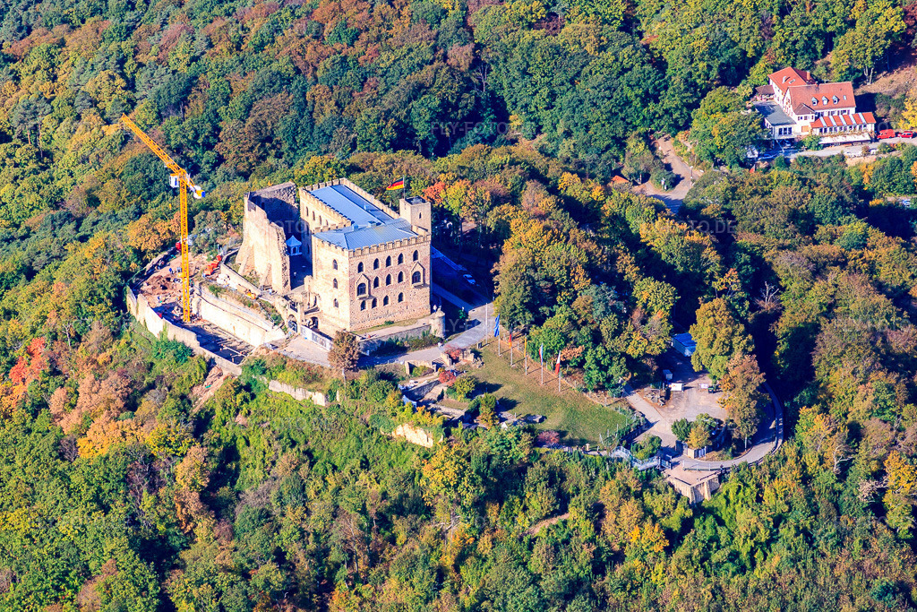 Luftbild: Burganlage des Hambacher Schloß an der Weinstraße. Mit Baustelle zum Neubau des Restaurant 1832 im Ortsteil Diedesfeld in Neustadt im Bundesland Rheinland-Pfalz in Deutschland. Foto: IMG_22103.jpg vom 15.10.2009 durch Werner Riehm/FLY-FOTO.de