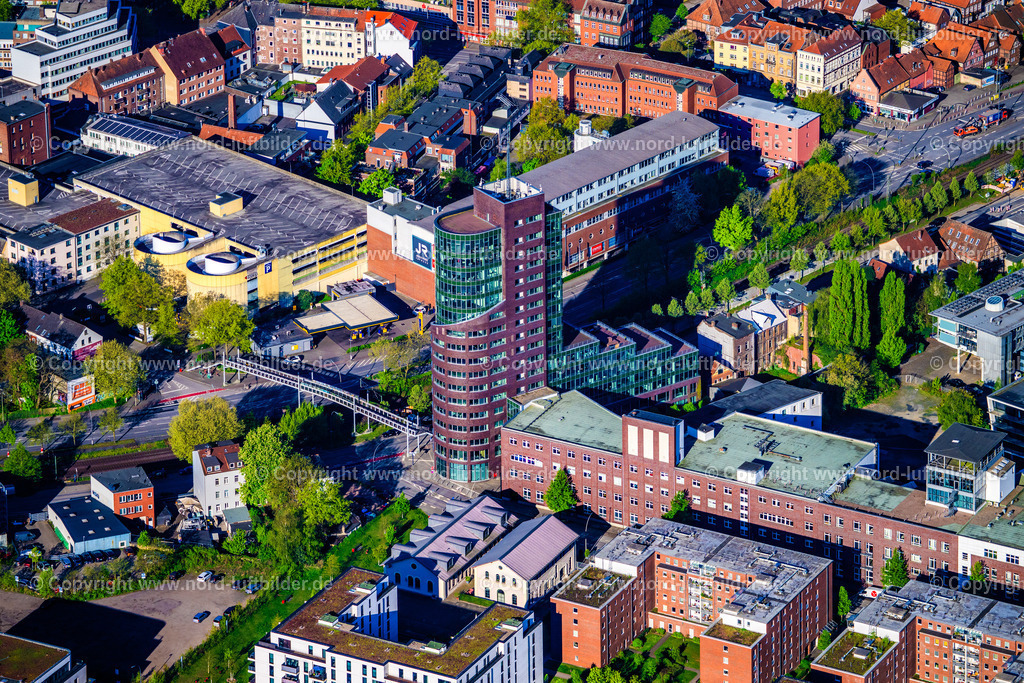 Hamburg_Harburg_Channeltower_ELS_1719270425 | HAMBURG 27.04.2025 Hochhaus- Gebäude "Channel Tower Hamburg" im Gewerbegebiet an der Straße Karnapp in Hamburg, Deutschland. Weiterführende Informationen bei: Altran Deutschland S.A.S. & Co. KG,  Cushman & Wakefield LLP,  OFFICEFIRST Real Estate GmbH,  Winking Froh  Architekten GmbH. // Building "Channel Tower Hamburg" in the business area on street Karnapp in Hamburg, Germany. Further information at: Altran Deutschland S.A.S. & Co. KG,  Cushman & Wakefield LLP,  OFFICEFIRST Real Estate GmbH,  Winking Froh  Architekten GmbH. Foto: Martin Elsen