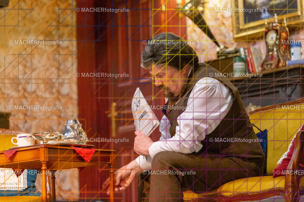 168_MFL-2025 | Portraitbilder von Regisseur; Darsteller; Techniker; Maske; Kostüme; Chor; Musiker; Bilderserie der Generalprobe und der Premierenvorstellung, Szenenbilder; Ausdrucksstudien; Bühnenüberblick; Bühnenkulissen; Pressefotos inkl. Redaktionsfoto Darstellergruppe.