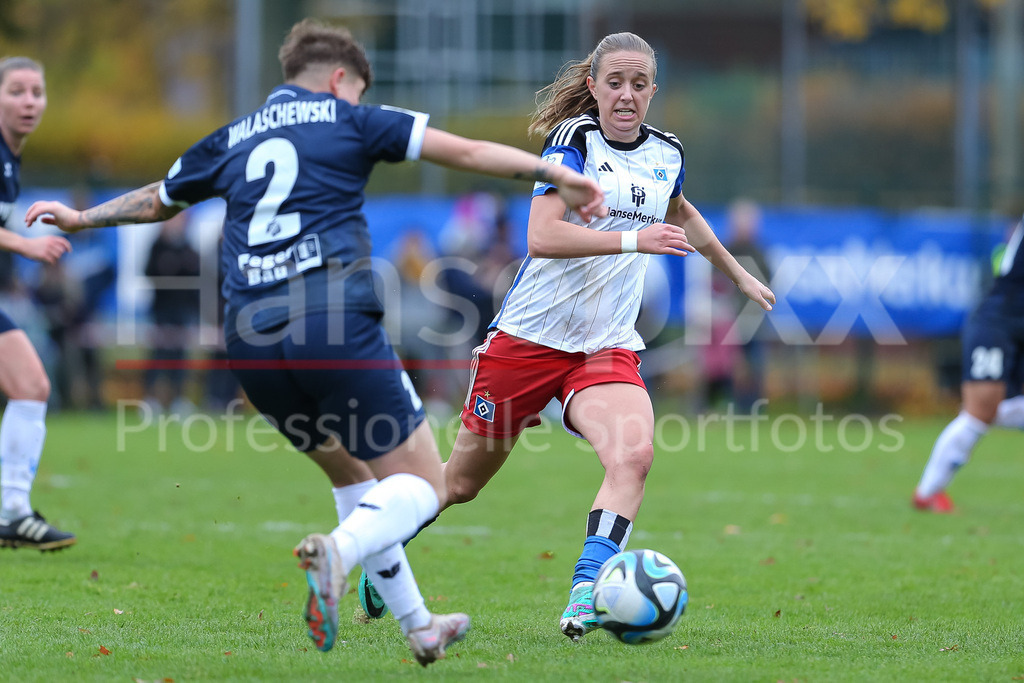 Fussball, 2. Frauen-Bundesliga, Hamburger SV - SC Sand | v.li.: Fabienne Walaschewski (SC Sand, 2) und Victoria Schulz (Hamburger SV, 19) im Zweikampf, Duell, Dynamik, Aktion, Action, Spielszene, DIE DFB-RICHTLINIEN UNTERSAGEN JEGLICHE NUTZUNG VON FOTOS ALS SEQUENZBILDER UND/ODER VIDEOÄHNLICHE FOTOSTRECKEN. DFB REGULATIONS PROHIBIT ANY USE OF PHOTOGRAPHS AS IMAGE SEQUENCES AND/OR QUASI-VIDEO.