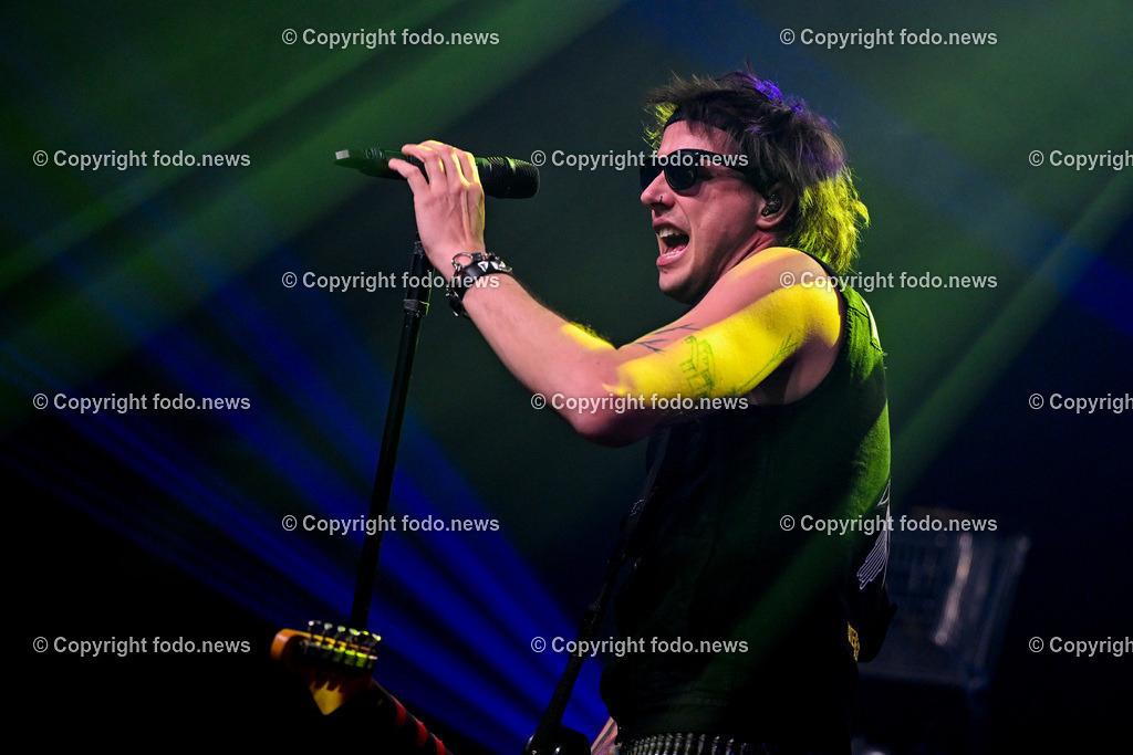 Posthof_ Turbobier_ Konzert_ 15.03.2024-22 | 15.03.2024, Linz, AUT, Posthof, Konzert Turbobier, im Bild Marco Pogo alias Dominik Wlazny (Saenger, Konzepter und Songwriter,  Gitarrist der oesterreichischen Punk-Rock-Band Turbobier, weiters Politiker der Bierpartei, Bezirksrat in Wien Simmering, Praesidentschaftskandidat, Arzt, Mediziner)