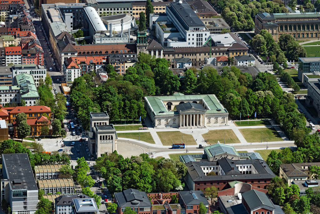 dr__0063877.jpg | MüNCHEN 29.04.2025 Museums- Gebäude- Ensemble " Propyläen " und Staatliche Antikensammlung am Königsplatz im Stadtteil Maxvorstadt in München im Bundesland Bayern, Deutschland. Weiterführende Informationen bei: Staatliche Antikensammlungen und Glyptothek. // Museum-building ensemble "Propylaea" and State Collection of Antiquities at Koenigsplatz in the district Maxvorstadt in Munich in the state Bavaria, Germany. Further information at: Staatliche Antikensammlungen und Glyptothek. Foto: Daniel Reiter