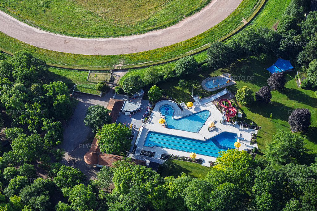 Luftbild: Waldfreibad Herxheim in Herxheim bei Landau im Bundesland Rheinland-Pfalz in Deutschland. – Foto: IMG_157546.jpg vom 18.06.2026 durch Werner Riehm/FLY-FOTO.de – Auflösung des Originals: 6000 x 4000 px – Waldfreibad Herxheim