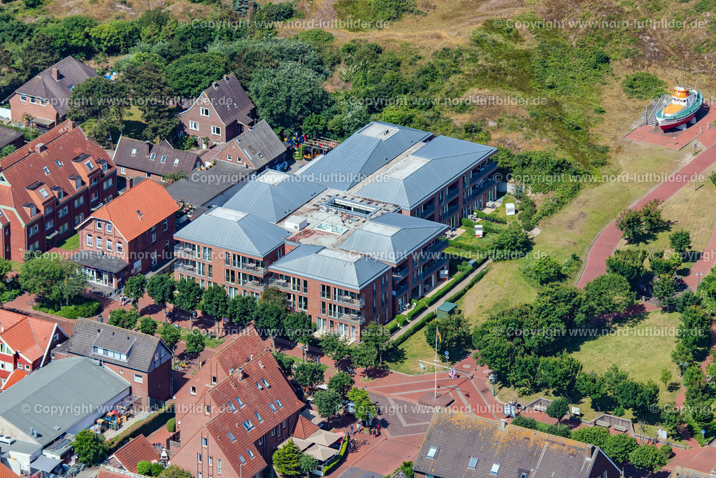 Langeoog_ELS_0940250622 | LANGEOOG 25.06.2022 Ferienhaus Anlage " Upstalsboom Apartmentvilla Anna See " an der Barkhausenstraße in Langeoog auf der Insel Langeoog im Bundesland Niedersachsen, Deutschland. // Holiday house plant of the park " Upstalsboom Apartmentvilla Anna See " on street Barkhausenstrasse in Langeoog on island Langeoog in the state Lower Saxony, Germany. Foto: Martin Elsen