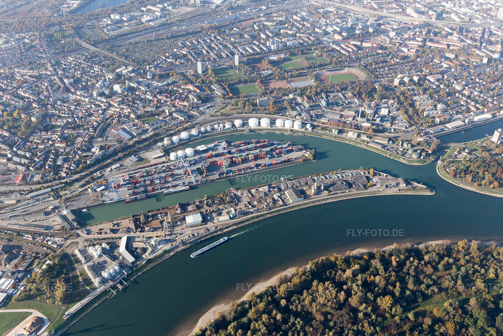 Luftbild: Kaiserwörthhafen im Ortsteil Mundenheim in Ludwigshafen im Bundesland Rheinland-Pfalz in Deutschland. Foto: IMG_095388.jpg vom 30.10.2016 durch Werner Riehm/FLY-FOTO.de