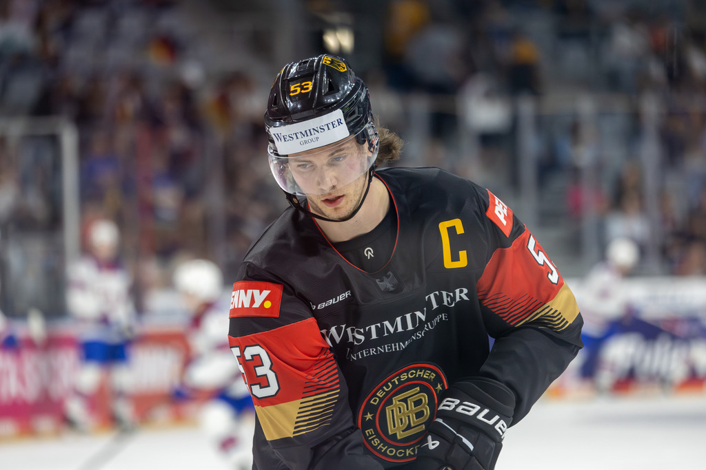 Eishockey-Länderspiel Deutschland gegen USA in Mannheim (letztes Vorbereitungsspiel vor der WM in der Schweiz) | Eishockey-Länderspiel Deutschland gegen USA in Mannheim (letztes Vorbereitungsspiel vor der WM in der Schweiz)***Moritz Seider (53, Deutschland) beim Warm-Up - Realisiert mit Pictrs.com