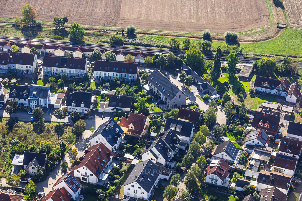Luftbild: Reihenhäuser in dr Ginstrstraße am Bahndamm in Babenhausen im Bundesland Hessen in Deutschland. – Foto: IMG_159081.jpg vom 22.09.2026 durch Werner Riehm/FLY-FOTO.de – Auflösung des Originals: 5549 x 3699 px