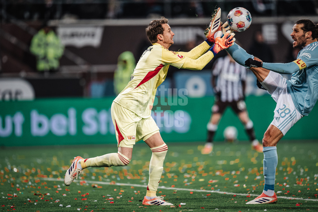 Fußball | Männer | Saison 2025/2026  | Fußball-Bundesliga | 11. Spieltag | FC St. Pauli vs. 1. FC Union Berlin | 23.11.2025 | v.l. Frederik Ronnow (#1, 1. FC Union Berlin) und Christopher Trimmel (#28, 1. FC Union Berlin)