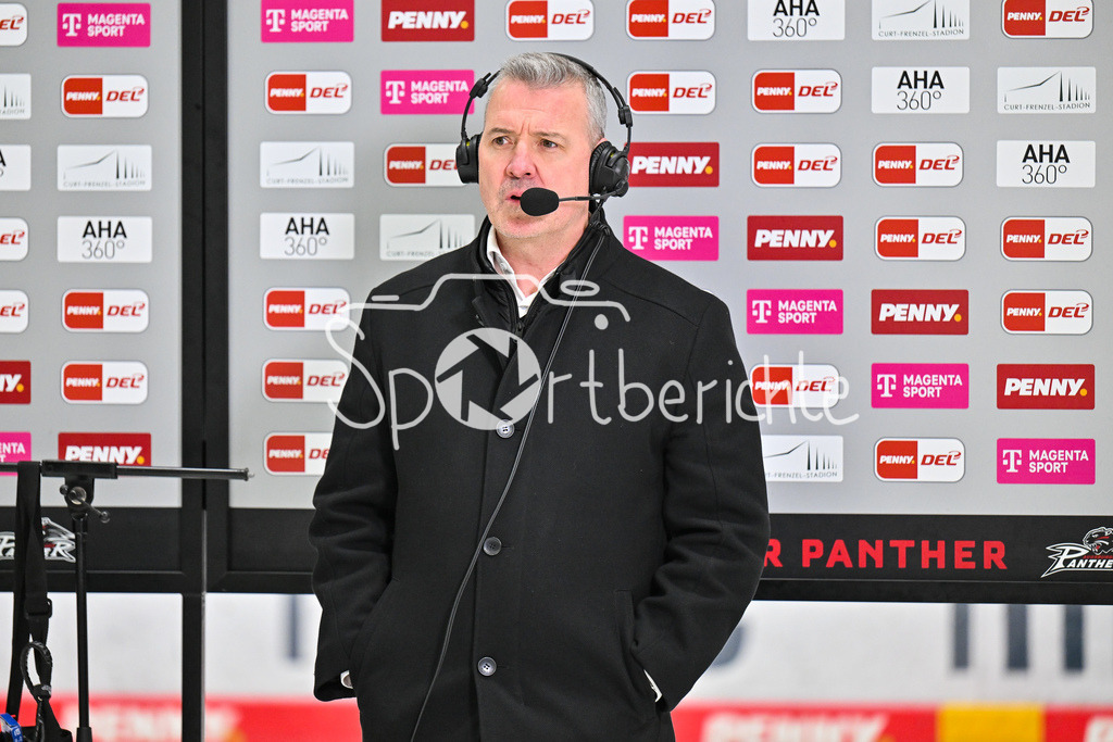 Augsburger Panther - Eisbären Berlin | aUGSBURG, GERMANY - 27. JANUARY: im Bild Serge AUBIN Trainer Eisbären Berlin bei Interview von MagentaSport / Einzelfoto / Freisteller nach dem Match zwischen den Augsburger Panthern und den Fischtown Pinguins am 43. Spieltag der Penny DEL im Curt Frenzel Stadion