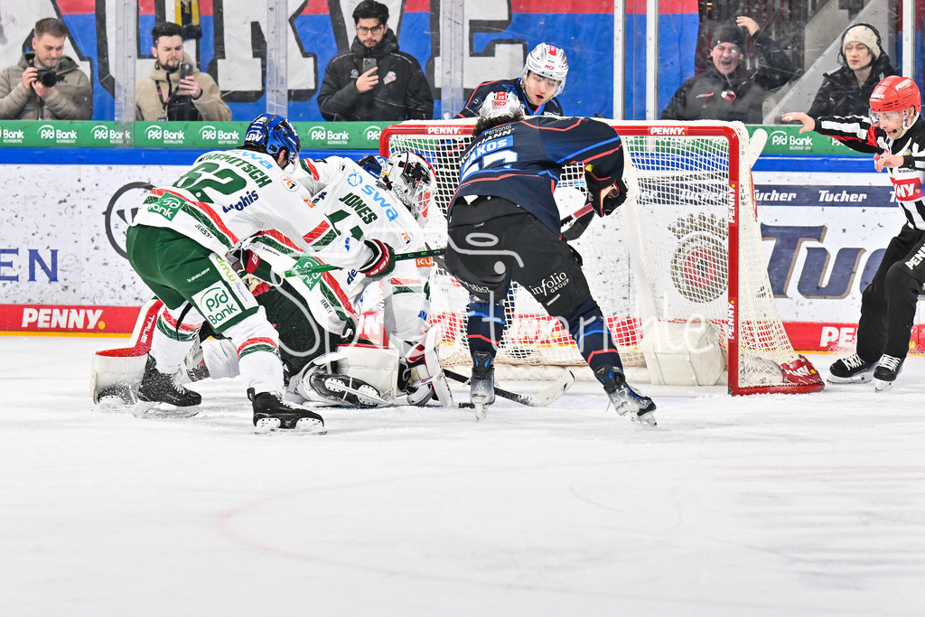 Nürnberg Ice Tigers - Augsburger Panther | NUREMBERG, GERMANY - 23. JANUARY: v. l. Thomas SCHEMITSCH (Augsburger Panther 62), Peyton JONES (Augsburger Panther 41) und Timo BAKOS (Nürnberg Ice Tigers 22) wissen nicht wo der Puck ist während dem Match zwischen den Nürnberg Ice Tigers und den Augsburger Panthern am 42. Spieltag der Penny DEL in der PSD Bank Nürnberg Arena