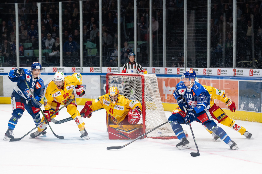 Playoffs: ZSC Lions - EHC Biel-Bienne | 27.03.2022, Zürich, Hallenstadion, Playoffs: ZSC Lions - EHC Biel-Bienne, #10 Sven Andrighetto (ZSC) kurvt um das Tor von #41 Torhüter Elien Paupe (Biel), vor dem sich #9 Garrett Roe (ZSC) und #32 Noah Schneeberger (Biel) gegenseitig blockieren. - Realisiert mit Pictrs.com